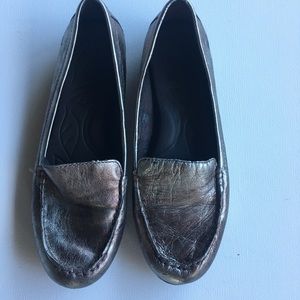 BORN Metallic Pewter Silver Loafer Flat Shoes Sz 6